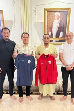 Ikhlas Bantu Biaya Pendaftaran Serta Jersey Home Away dan Bola Latihan Bagi Club Yang Berlaga Liga 4 Asprov PSSI Sumbar , Arisal Aziz Buktikan Kecintaannya Dalam Dunia Olahraga Sepakbola