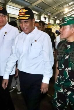 Pangdam XIX/Tuanku Tambusai Dampingi Mentan RI Tinjau 1.000 Ton Beras Selundupan di Karimun