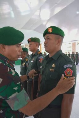 Danpuslatpur Kodiklatad Pimpin Upacara Kenaikan Pangkat Prajurit