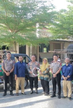 Idul Adha 1447 H, Kapolda Sumbar Menyerahkan 49 Ekor Sapi dan 8 Ekor Kambing Kepada Masyarakat