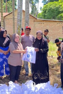 Ketua DPW PAN Sumatera Barat Arisal Aziz Kurban 22 Ekor Sapi, Nenek Saudah Viral Kebagian 1 Ekor Sapi